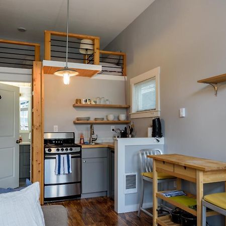 Tiny House By Kabino Mini Modern Tiny Home Heart Of Green Lake Pet Friendly Wifi Loft Up Ladder Plus Sleeper Sofa Seattle Exteriér fotografie