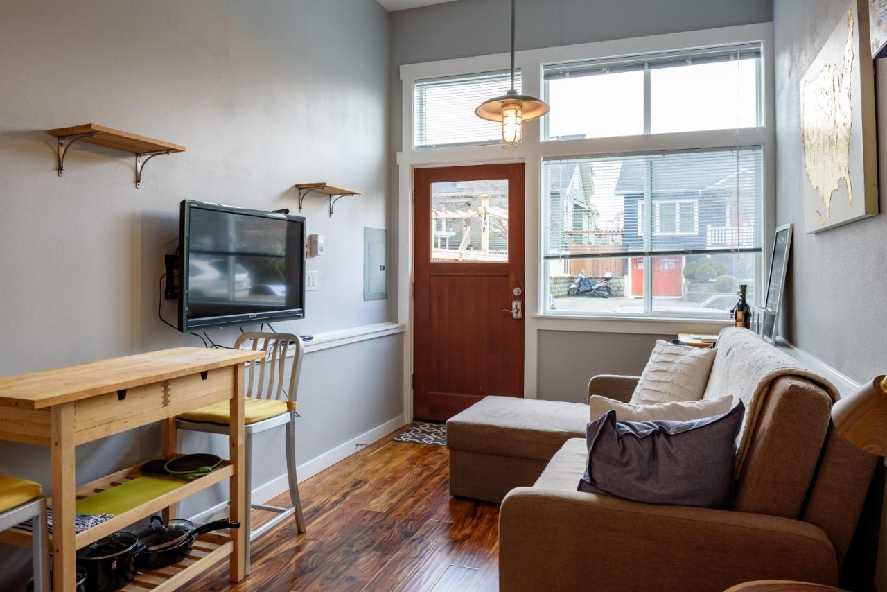 Tiny House By Kabino Mini Modern Tiny Home Heart Of Green Lake Pet Friendly Wifi Loft Up Ladder Plus Sleeper Sofa Seattle Exteriér fotografie