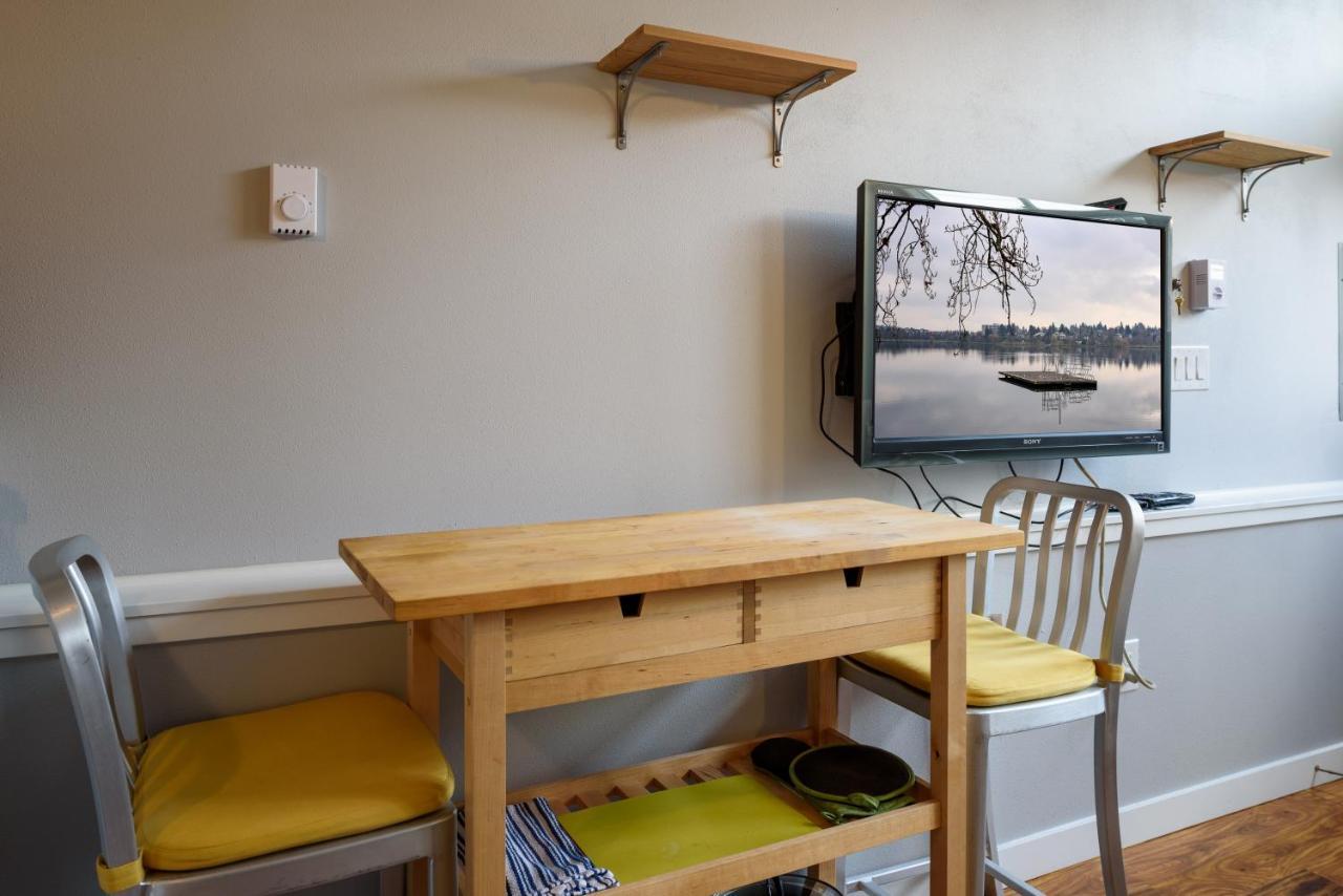 Tiny House By Kabino Mini Modern Tiny Home Heart Of Green Lake Pet Friendly Wifi Loft Up Ladder Plus Sleeper Sofa Seattle Exteriér fotografie