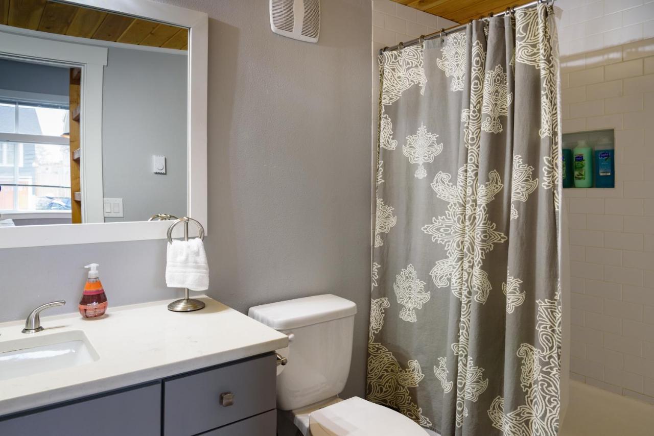 Tiny House By Kabino Mini Modern Tiny Home Heart Of Green Lake Pet Friendly Wifi Loft Up Ladder Plus Sleeper Sofa Seattle Exteriér fotografie